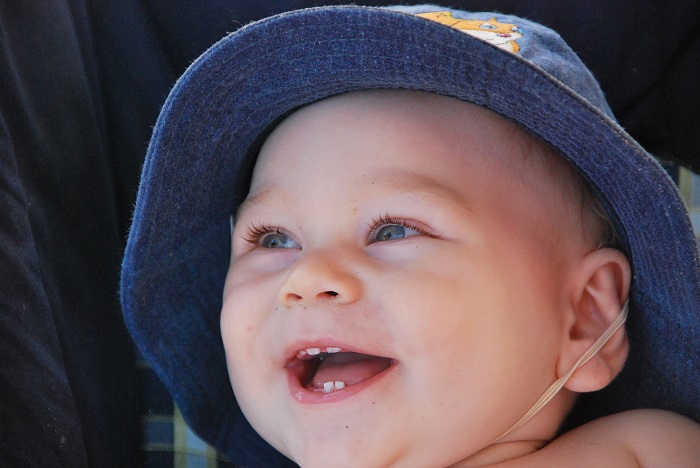 baby smiling growing four teeth in teething stage